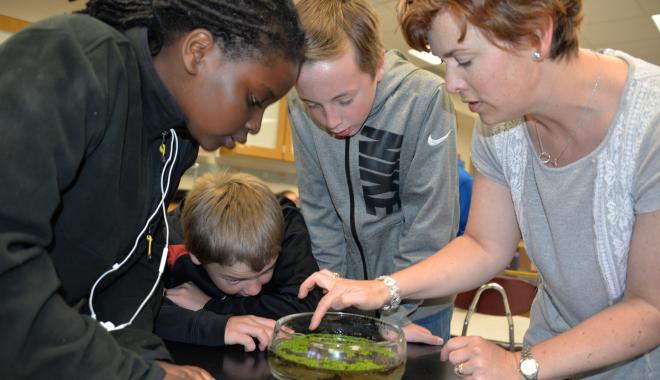 kids looking at a science experiment